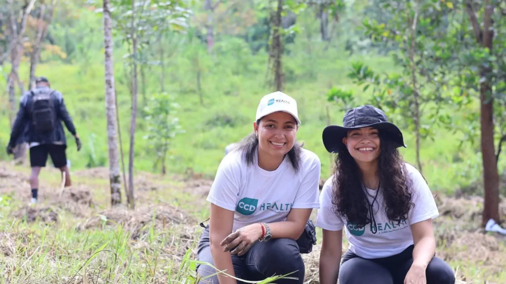 Dos colaboradoras de CCD durante el día de la reforestación 2025 