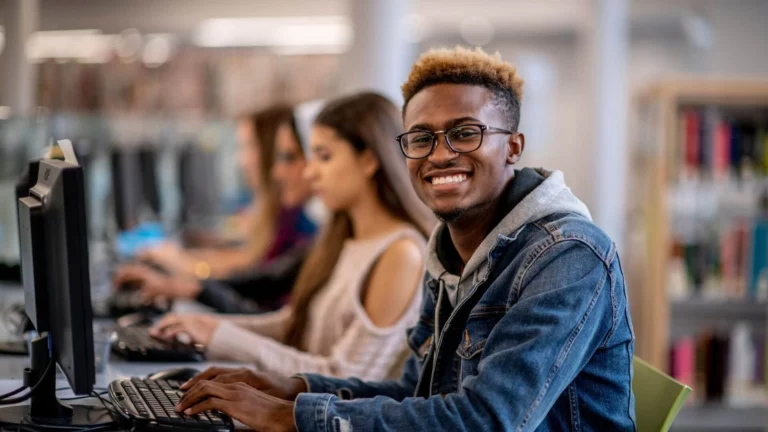 ¿Estudias y Trabajas? Tips Para Crear una Rutina Eficiente y Sostenible